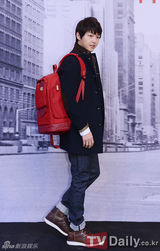 组图：韩星宋仲基背红包亮相新品会