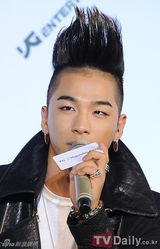 组图：BigBang亮相记者会装扮帅气有型