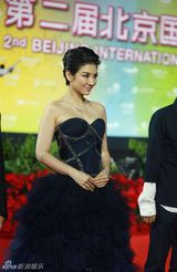 组图：黄奕亮相北京电影节红毯 宝蓝礼服优雅华贵