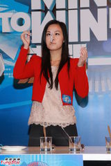 组图：李克勤回无线主持《决战一分钟》