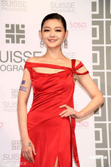 幻灯图：大S代言男模抬轿 艳丽红裙夺人眼球