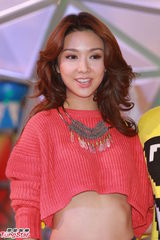 组图：薛凯琪小秀蛮腰 人体作画引人侧目