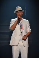 组图：罗晋《天生王牌》献唱 总决赛7进5晋级