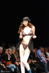 组图：内衣名模马达丽娜-皮卡为内衣走秀