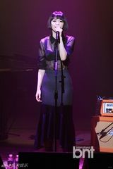 组图：紫雨林回归首唱 女主唱透视装性感