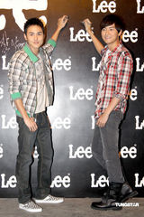 幻灯组图：阮经天郑元畅携手亮相牛仔品牌发布会