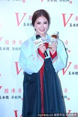 组图：昆凌枚红色短裙秀美腿 换韩服卖力吆喝代言