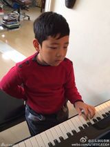 组图：石头练琴照曝光 纯爷们的文艺范儿