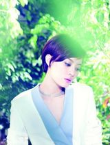 组图：孙俪红衣缤纷贺新年 林间写真登开年封面