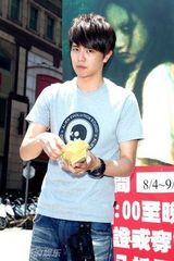 组图：小鬼黄鸿升特殊方式为新书《赤鬼流》搏宣传 