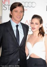 组图：暮光女白色低胸装亮相首映 与导演勾肩搭背