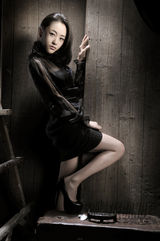 组图：杨蓉杂志写真突破自我秀性感