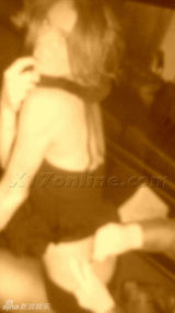 组图：罗韩豪乳半裸热吻希尔顿 吸毒享乐生活奢靡