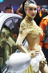 组图：龚玥菲上海车展黄金甲上阵秀美乳