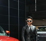 组图：段奕宏亮相上海车展 试驾新车自信硬朗