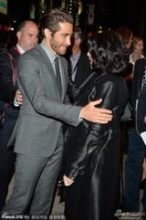 组图：休杰克曼挺《囚徒》首映 与杰克勾肩合照