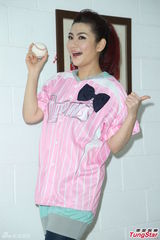 组图：Selina职棒开球姿势专业 自嘲非宅男女神