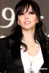 幻灯：张惠妹劲装为个唱造势 变身阿密特摇滚到底