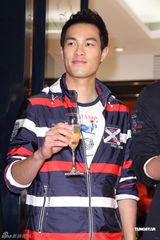 组图：王阳明出席品牌活动 获温升豪赞身材好