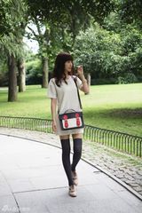 组图：李菲儿街拍白色连身裙搭配裸色牛津鞋