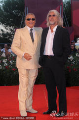 组图：《硬纸盒小镇》首映 导演埃曼诺牵爱妻亮相