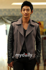 组图：韩星李宝英卞贞秀出席《爱情万万岁》记者会