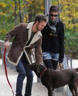 组图：安妮-海瑟薇与丈夫甜蜜轧马路