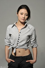 幻灯图：龙一仪曝光夏装造型照 帅气造型受追捧