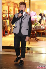 组图：吴奇隆白百何站台捞金 着装默契似情侣