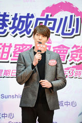 高清图：金宇彬袭港补祝情人节 T台帅气走秀