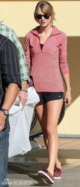 组图：斯威夫特粉衣黑超阳光活力 短裤秀美腿