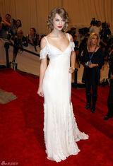 高清组图：纽约大都会庆典 斯威夫特白裙圣洁