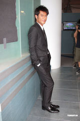 幻灯图：高圆圆自嘲不会演戏 吴彦祖婚后照拍亲热戏 