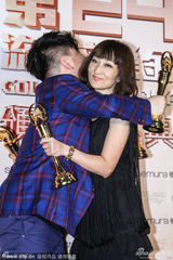 组图：林忆莲获最佳国语女歌手 常石磊代领