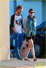 组图：海瑟薇与老公外出用餐 休闲热裤秀美腿