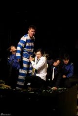 高清：新版《无政府主义者》首演 为达里奥远程庆生