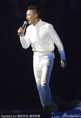 组图：刘德华广州开唱秀肌肉 与辣妹跳贴身热舞