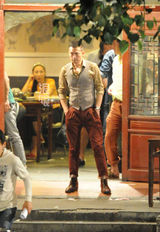 组图：影版《北爱》开机 陈思成王学兵深夜拍戏