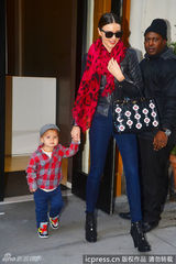 组图：米兰达-可儿抱爱子出街 尽显时尚街拍真谛