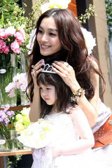 组图：范玮琪练习抛捧花 提前体验当新娘