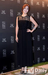 组图：神话金烔完出席活动 豹纹紧身T显霸气