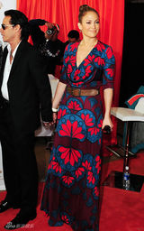 幻灯图集：詹妮弗-洛佩兹身穿红蓝彩裙靓丽抢镜