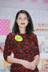 组图：洪欣出席艺术展红裙动人 现场示范手工