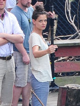 组图：前阿汤嫂凯蒂片场激吻男友 展露真性情