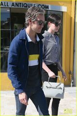 组图：海瑟薇爱上中性装 帅气小衬衫与老公购物