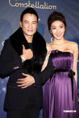 幻灯图集：妩媚杨谨华搭档成熟任达华 代言名表