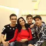 组图：韦唯仨混血儿子帅照曝光 大儿子北大学霸