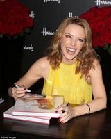 组图：凯莉-米洛亮相宣传新书 穿亮黄流苏裙翩翩起舞