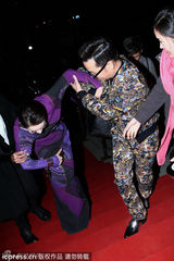 高清：戚薇被问性向称男女通吃 心虚腿软险绊倒