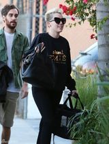 组图：麦莉-塞勒斯戴墨镜一身黑扮假小子